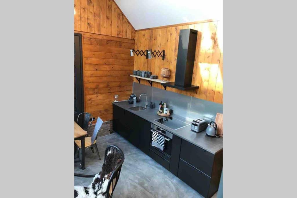 Uniek Houten Huis Nabij Bos En Plassen Hollandsche Rading Bagian luar foto